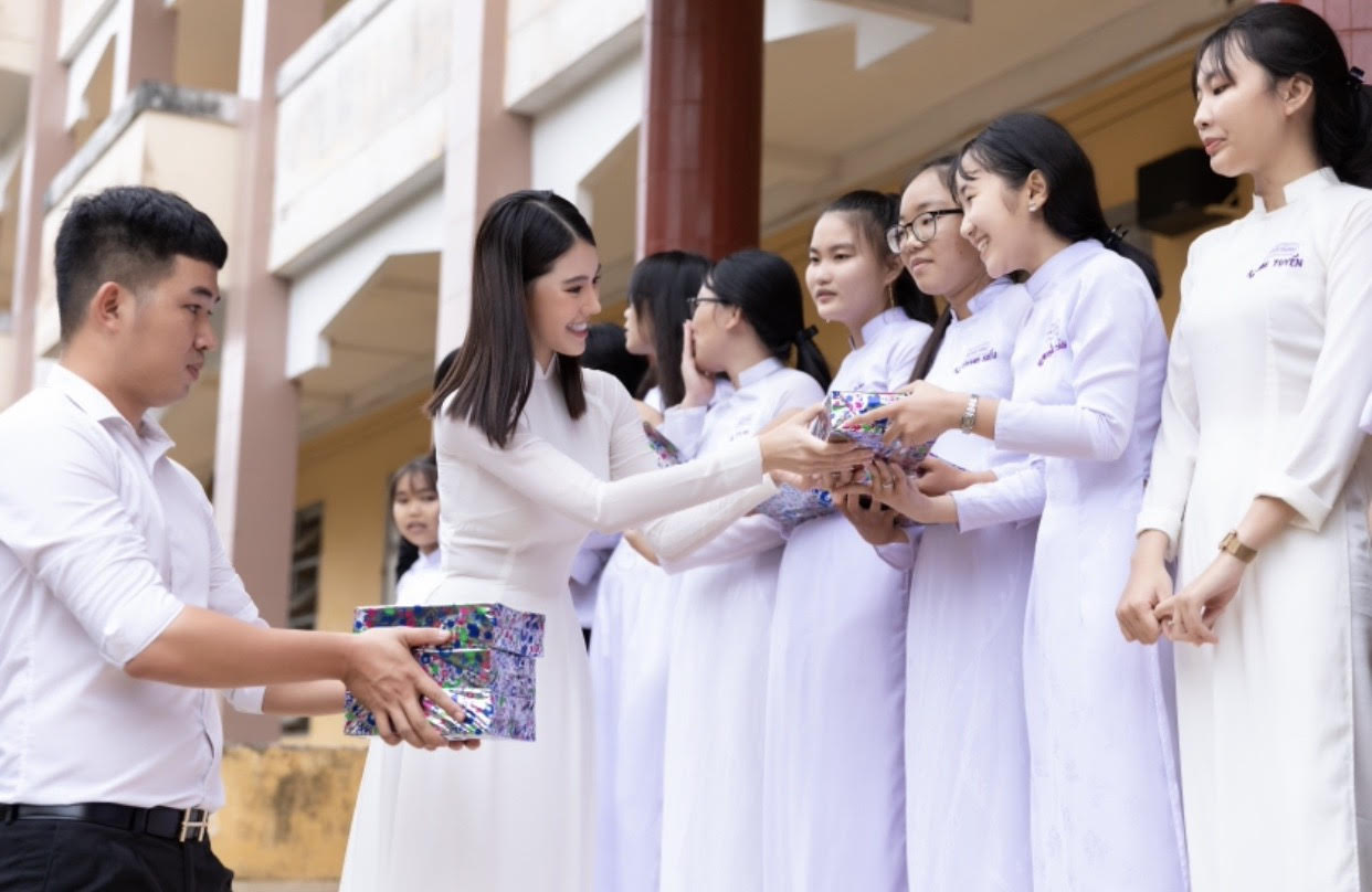 Rũ bỏ sexy, hoa hậu Jolie Nguyễn ngây thơ trong tà áo dài trắng - 9