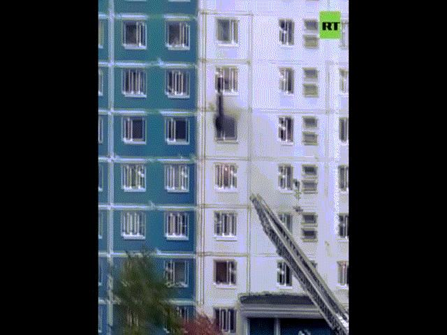 Thế giới - Video: Tình cờ đi qua nhà cháy, phi lên tầng 6 cứu ngoạn mục cô gái ở tầng 5