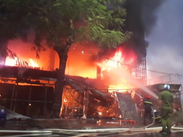 Tin tức trong ngày - Siêu thị điện máy chìm trong "biển lửa", nhiều tầng bị thiêu rụi