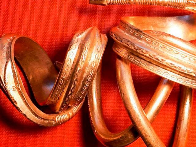 Thế giới - Đào được vòng bằng vàng ròng hình dáng kỳ lạ 1.700 tuổi ở Estonia