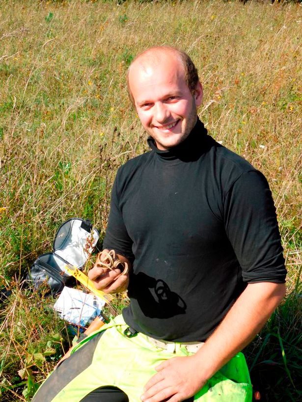 Đào được vòng bằng vàng ròng hình dáng kỳ lạ 1.700 tuổi ở Estonia - 3