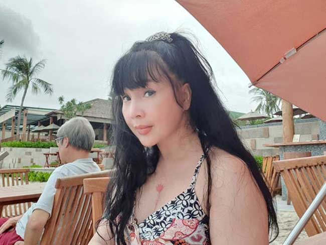 Mới đây cô thừa nhận hàm răng đã được bọc sứ vì thói quen hút thuốc khiến răng bị đổi màu.