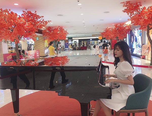 Giới trẻ Sài Gòn háo hức chụp hình với Con đường lá phong - 2