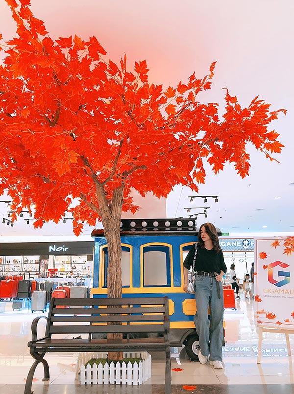 Bạn Đào Tú Nhi chia sẻ: Hôm nay tại Gigamall mới phát hiện chỗ sống ảo xịn sò nè mọi người ơi. Từ giờ khỏi phải đi qua Nhật Bản hay Châu Âu mà ghé đến Gigamall Việt Nam thôi nè.