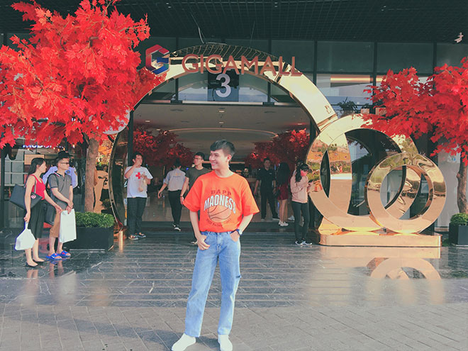 Vừa đi bộ dưới hàng lá phong đỏ, vừa hưởng không khí se lạnh ở trung tâm thương mại thủ thỉ trò chuyện đầy thơ mộng. Ghé ngay Gigamall điểm danh với Tiến nào - Bạn Huỳnh Anh Tiến chia sẻ.