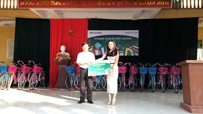 Phó tổng giám đốc Đỗ Thị Quỳnh Nhâm trao quà tượng trưng cho hiệu trưởng nhà trường