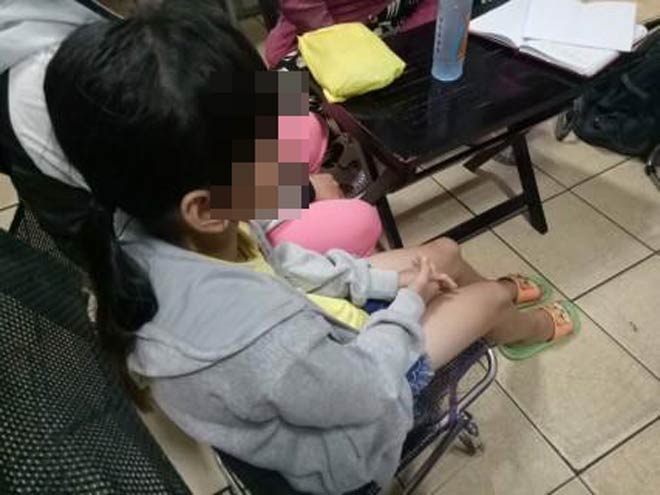 Bé gái hoảng loạn sau sự việc xảy ra 