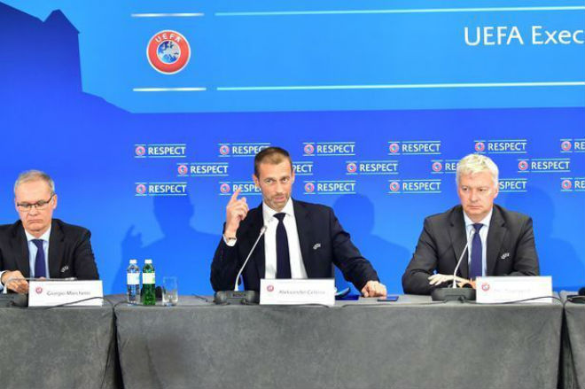Chủ tịch UEFA&nbsp;Aleksander Čeferin (giữa) hào hứng nói về giải đấu mới ở châu Âu -&nbsp;Europa Conference League