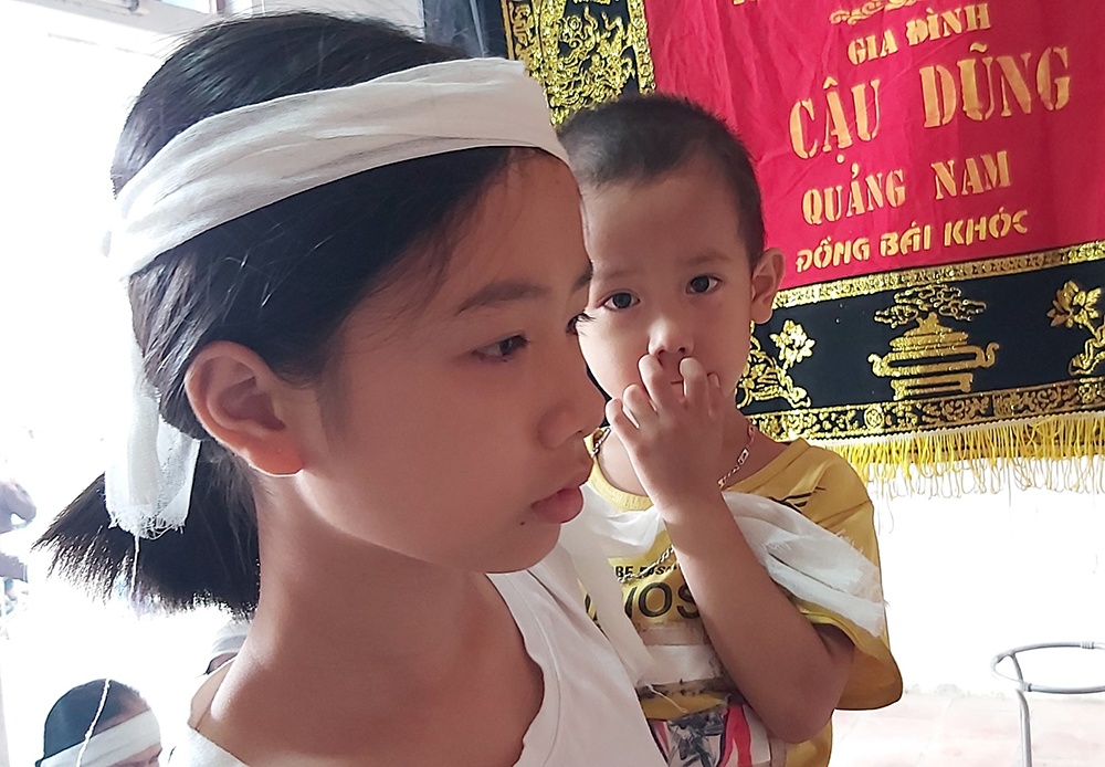 Em Trịnh Thị Hồng bồng em trai 4 tuổi