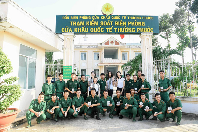 Á hậu Tú Anh: “Luôn học hỏi từ các danh vĩ nhân trong sách quý” - 1