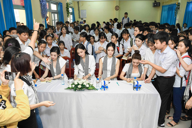 Á hậu Tú Anh: “Luôn học hỏi từ các danh vĩ nhân trong sách quý” - 2