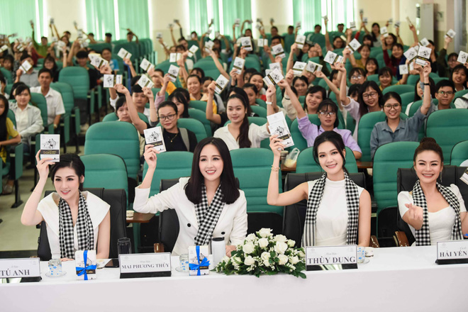 Á hậu Tú Anh: “Luôn học hỏi từ các danh vĩ nhân trong sách quý” - 6