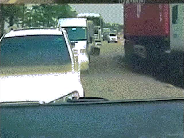 Hãi hùng khoảnh khắc xe container tông liên hoàn 4 ô tô dừng đèn đỏ ở Hà Nội