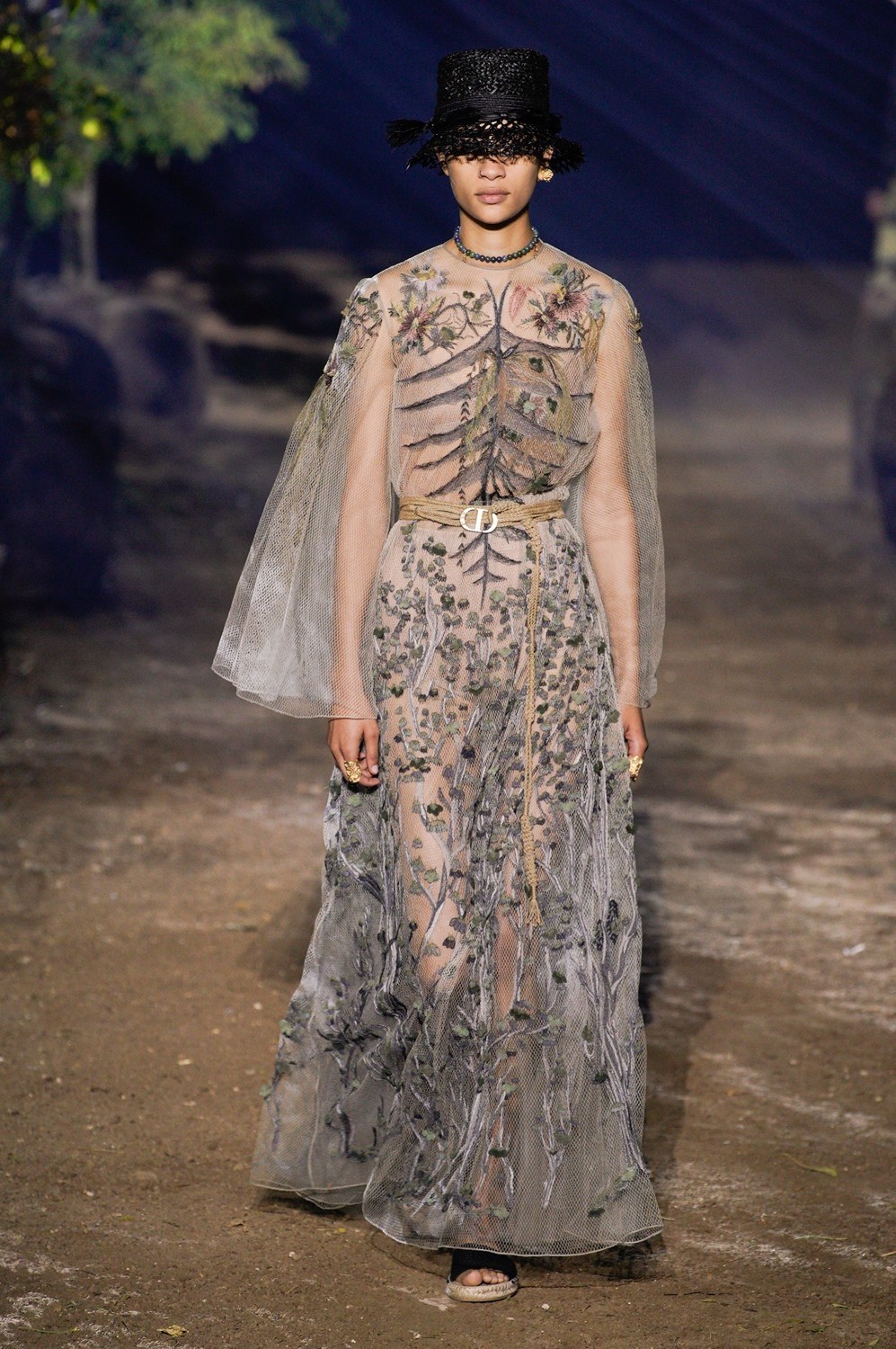 Những bông hoa mùa xuân bừng nở trên sàn diễn của Dior - 4