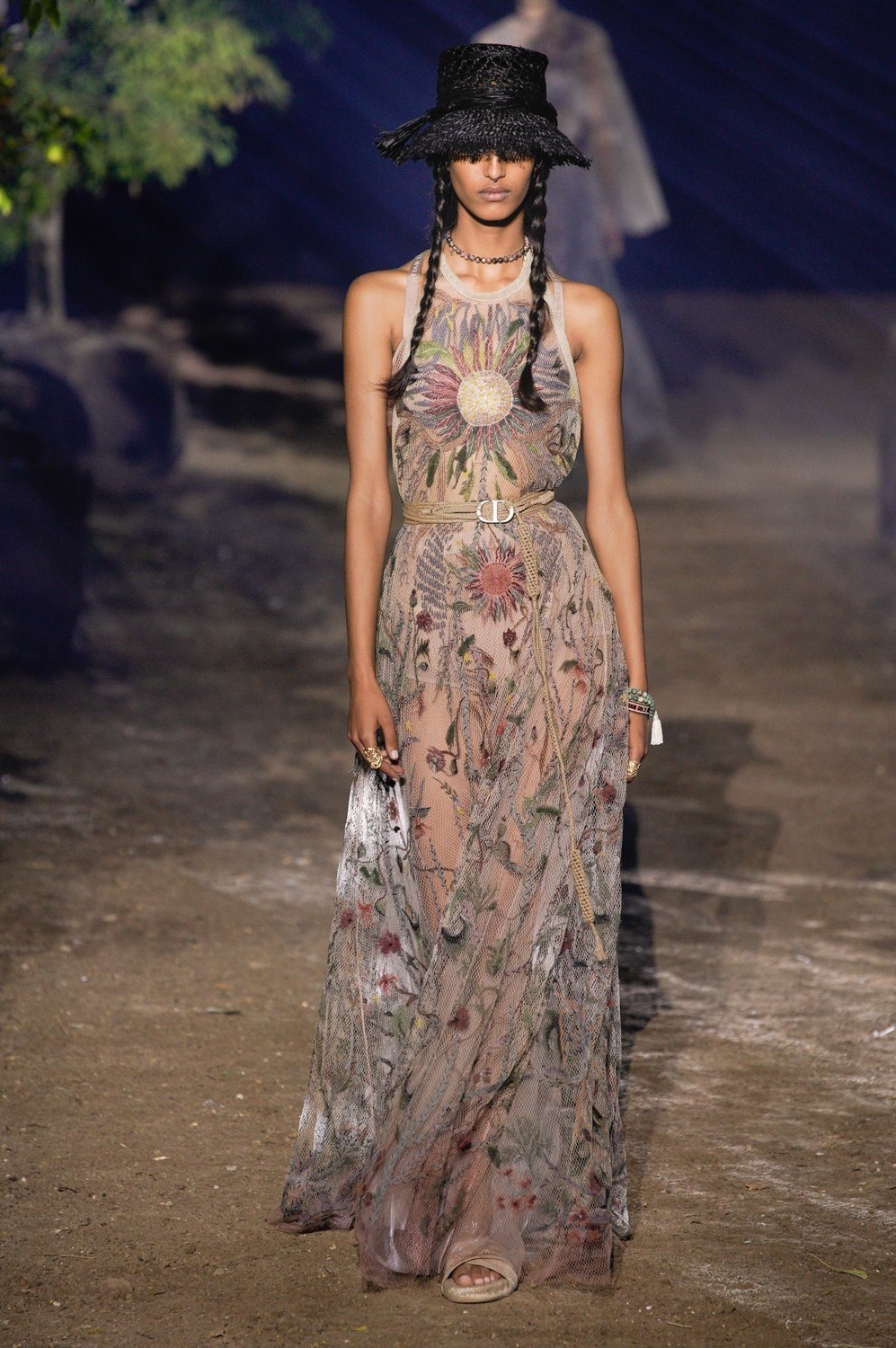 Những bông hoa mùa xuân bừng nở trên sàn diễn của Dior - 3