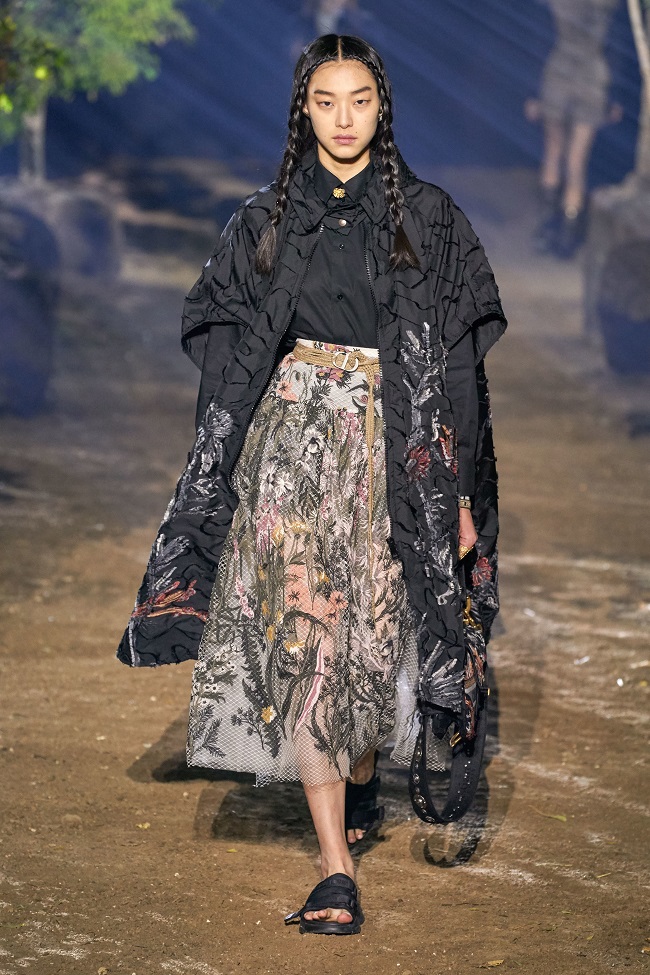 Những bông hoa mùa xuân bừng nở trên sàn diễn của Dior - 7