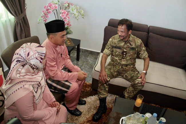 Quốc vương Brunei đến thăm nhà một gia đình sau khi họ nhận nhà mới hồi năm 2018.&nbsp;