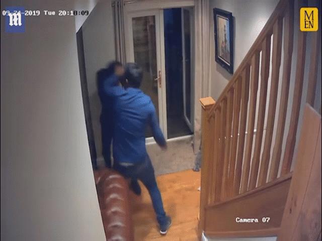 Thế giới - Anh: Sợ vợ đẹp bị hãm hại, người đàn ông một mình đánh 4 tên cướp "chạy tóe khói"