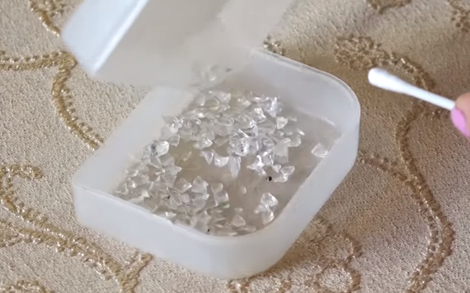 Căn bệnh kỳ lạ khiến cô gái khóc ra &#34;pha lê&#34; - 3