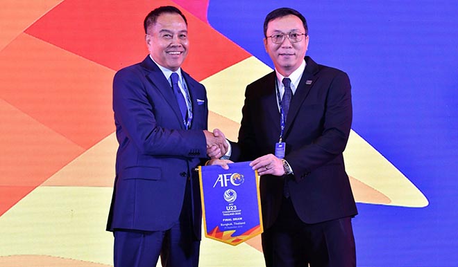 Ông Trần Quốc Tuấn (phải) Chủ tịch Ủy ban thi đấu AFC tại Lễ bốc thăm