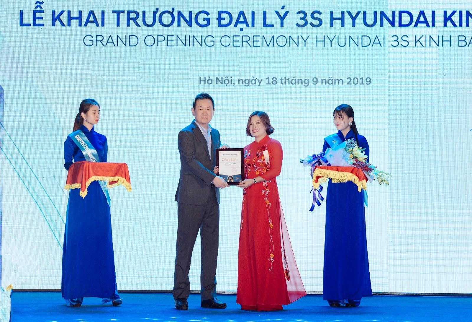 Hình ảnh bà Hà Thị Lam nhận giấy chứng nhận đại&nbsp; lý đạt chuẩn 3S từ Ông Kang Mun Jong