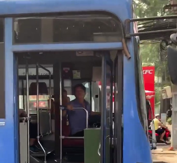 Tài xế xe buýt chỉ trỏ, nhổ nước bọt phản ứng khi bị nhắc nhở (ảnh cắt từ clip. Nguồn: Facebook)