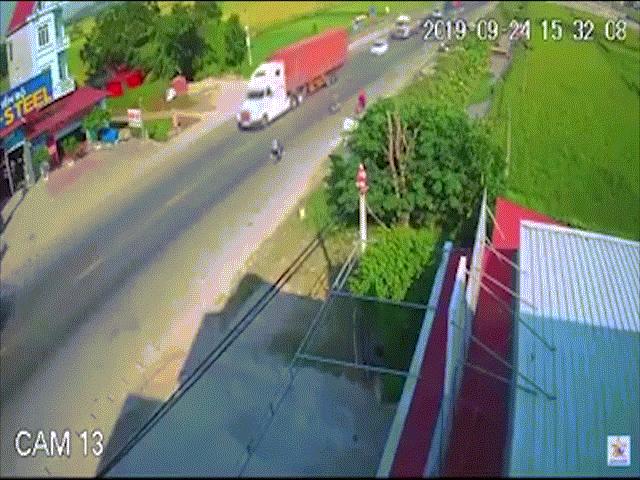 Tin tức trong ngày - Tài xế xe máy nhận kết đắng sau khi đấu đầu container