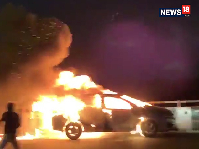 Bạn trẻ - Cuộc sống - Bắn súng mừng kết hôn, cặp đôi khiến mọi người sợ hãi tháo chạy