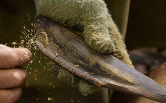 Mỗi miếng phi lê được tẩm bột cá vào các vết nứt sau khi ninh và các chỗ đã rút xương ra.