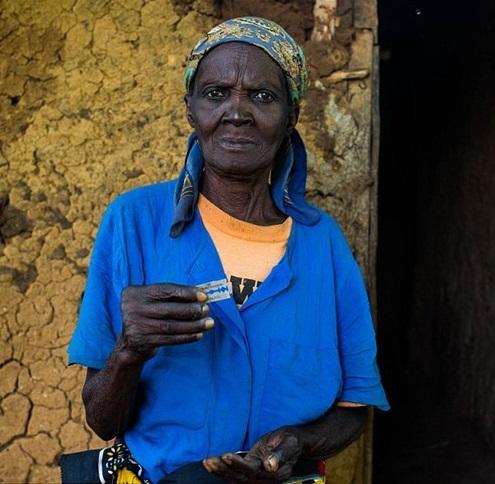 "Một máy cắt" với con dao lam trên tay.