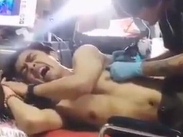 Bạn trẻ - Cuộc sống - Lần đầu đi xăm, chàng trai khóc thét, rên rỉ ầm ĩ khắp phòng