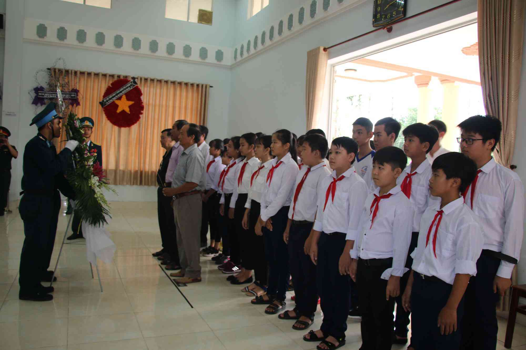 Các em học sinh đến viếng Đại tá Nguyễn Văn Bảy