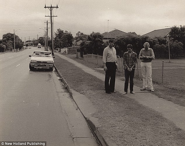 Michael Murdoch (bị còng tay) chỉ chỗ Anita Cobby bị bắt cóc và đưa lên xe vào ngày 2/2/1986.