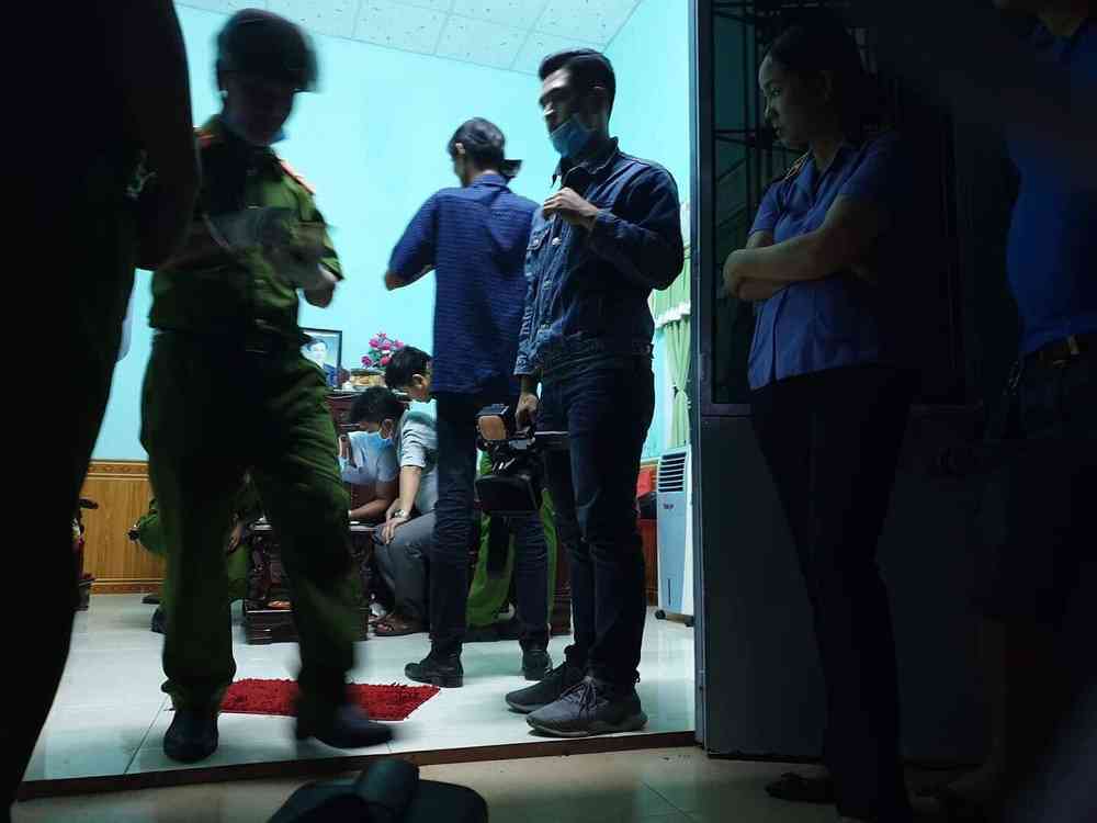 Công an khám nghiệm hiện trường vụ việc.