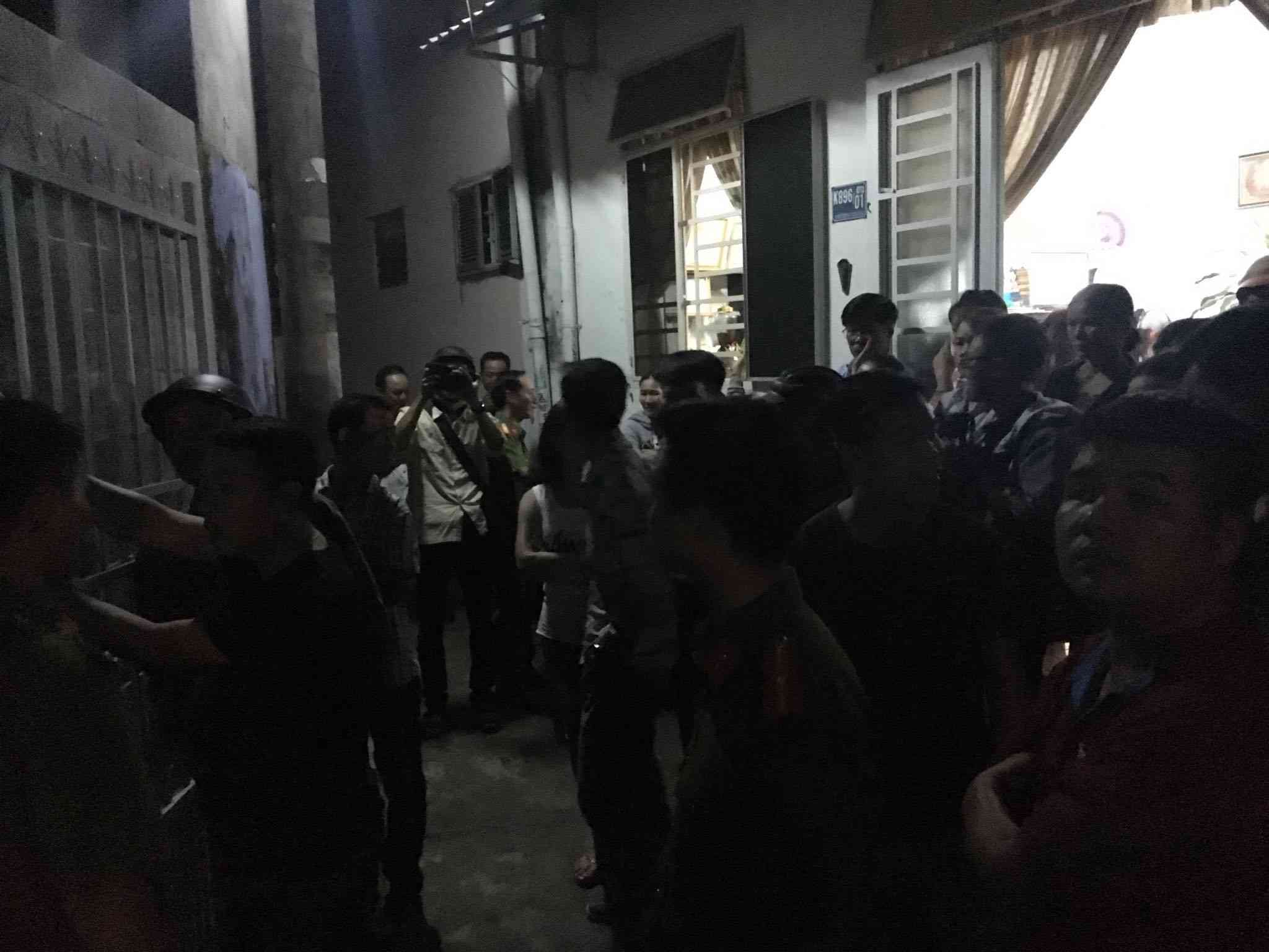 Người dân tập trung theo dõi vụ việc tối 26/9.