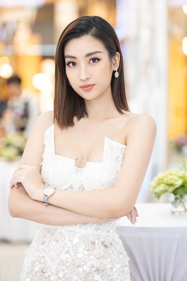 Đây cũng không phải lần đầu Hoa hậu Đỗ Mỹ Linh diện váy được thiết kế cúp ngực để lộ 1 "khiêm tốn".