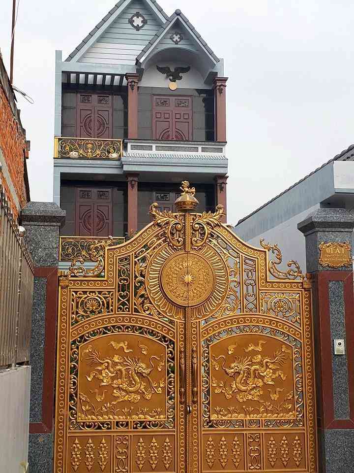 Ngôi nhà 2 tầng khang trang của đối tượng Dũng nằm trên mặt tiền đường. Đây cũng là hiện trường vụ án mạng thương tâm. (Ảnh: Hà Nguyễn). 