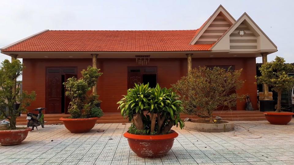 Trong khuôn viên trại vịt, Dũng còn xây dựng căn nhà theo kiểu biệt thự nhà vườn sang trọng. (Ảnh: Hà Nguyễn).