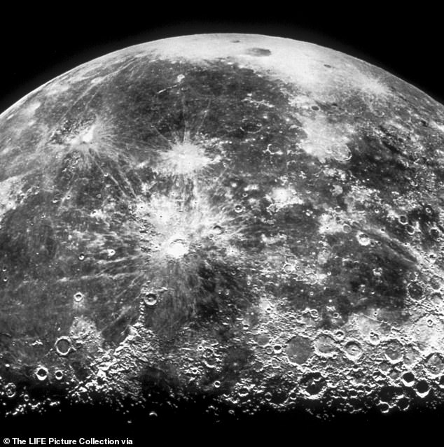 Chuyên gia cho rằng trên bề mặt Mặt trăng có thể tồn tại bằng chứng về sự sống ở hành tinh khác.