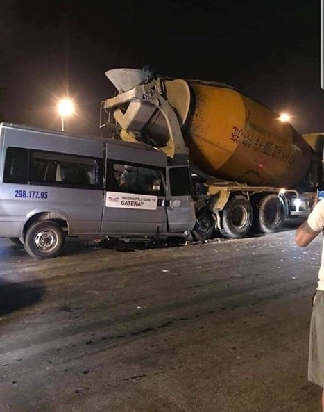 Ô tô 16 chỗ BKS 29B-177.95 trên thành xe có dòng chữ trường Quốc tế Gateway. Ảnh: A.T