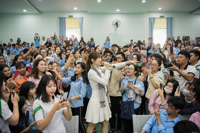 Ca sĩ Minh Hằng: “Là vĩ nhân mới tặng sách quý cho mọi người” - 5