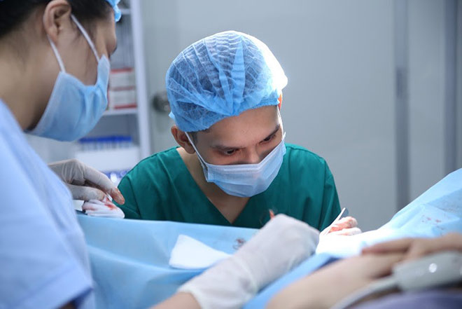 Bác sĩ của Dr Hùng Clinic đang thực hiện chữa bệnh cho khách hàng