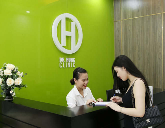 Khách hàng tin tưởng lựa chọn thăm khám và chữa bệnh tại Dr Hùng Clinic