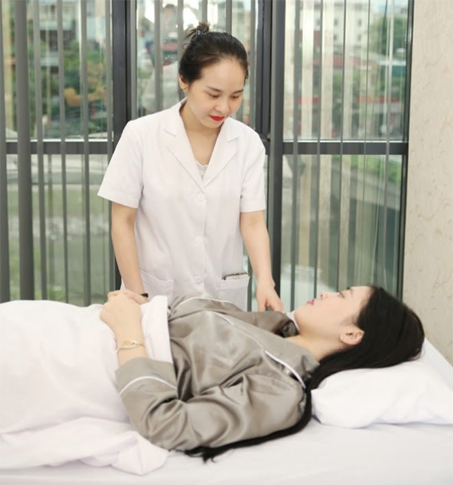 Bác sĩ tại Dr Hùng Clinic thực hiện chăm sóc cho khách hàng