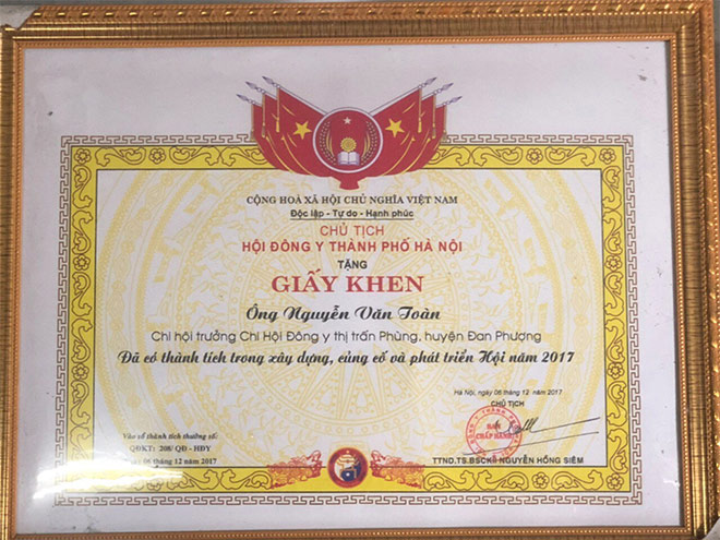 Lương y Nguyễn Văn Toàn nhận bằng khen từ cấp chính quyền