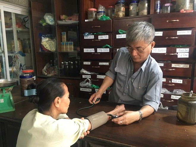 Lương y Nguyễn Văn Toàn nổi danh khắp vùng nhờ tài năng chữa khỏi bệnh cho nhiều người