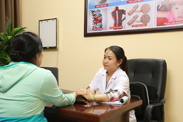 Thầy thuốc Đoan Trinh trực tiếp khám và điều trị bệnh phụ khoa cho chị em