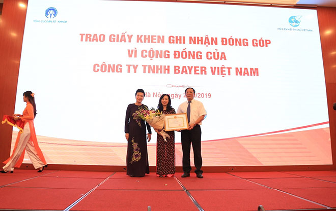 Bayer Việt Nam đón nhận Giấy khen từ Tổng cục DS-KHHGĐ trong việc đóng góp cho công tác dân số kế hoạch hoá gia đình