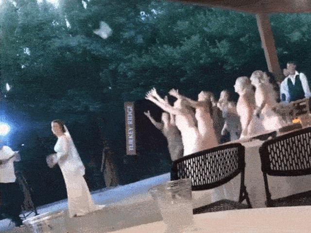 Bạn trẻ - Cuộc sống - Chết cười anh chàng bỏ chạy thục mạng khi bạn gái bắt được bó hoa cưới