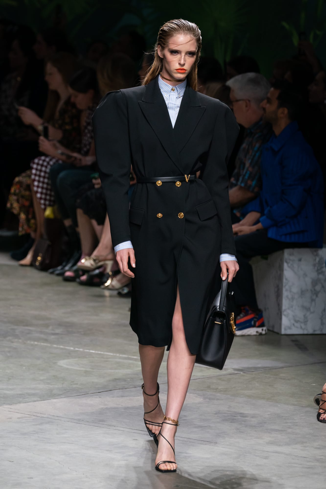 Trang phục cầu vai lớn.